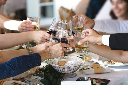 庆祝 饮食和节日概念     手缠葡萄酒杯快乐玻璃桌子午餐服务员团体家庭派对男人奢华喝高清图片素材