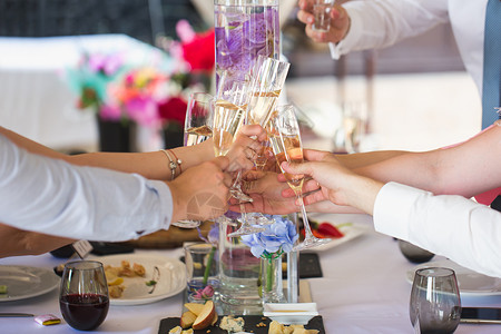 庆祝 饮食和节日概念     手缠葡萄酒杯食物玻璃酒吧午餐假期餐厅庆典朋友们家庭桌子吃高清图片素材
