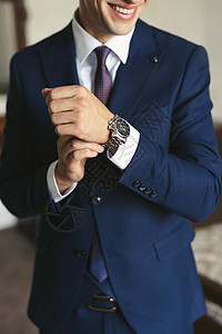 新郎用时钟紧握手庆典商务办公室袖口套装男性手腕婚礼工作领带背景图片