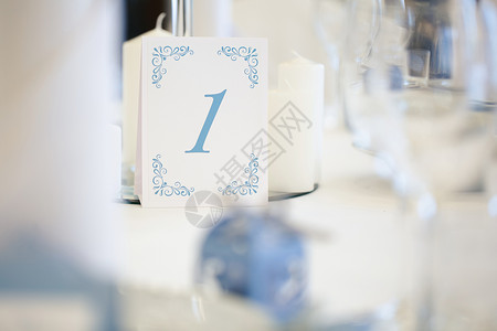 宾客桌号 餐厅的婚礼桌中心玫瑰仪式派对接待用餐奢华环境花束陶器背景图片