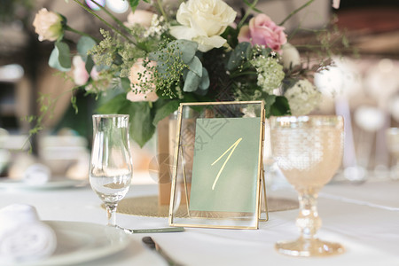 宾客桌号 餐厅的婚礼桌假期玻璃盘子蜡烛陶器乡村装饰品桌布仪式宴会背景图片