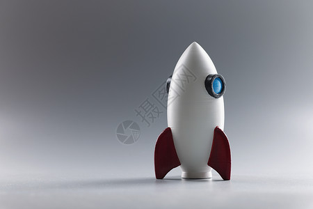 可视化模型灰色表面的火箭玩具模型站 作为商业项目象征的火箭飞船背景