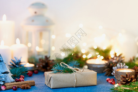 圣诞节菱形花纹圣诞背景 有礼品盒和装饰品 蜡烛和灯光花纹背景