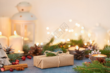 圣诞背景 有礼品盒 装饰品 蜡烛和灯光花环高清图片