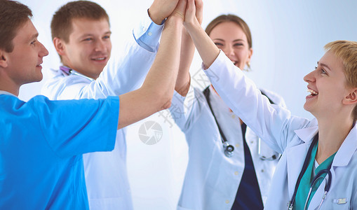 医生和护士在医疗团队中搭配双手团体脖子成年人男人微笑联盟女性精神工作室医师团结的高清图片素材