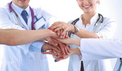 医生和护士在医疗团队中搭配双手药品会议医师男性同事合作男人脖子团体圆圈白色的高清图片素材