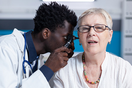 医疗机构耳科医生使用耳镜检查内耳感染或疾病背景图片