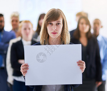 海报团队我们有一个信息 一个商业女商务人士的肖像 拿着一张空白板和同事站在她身后背景