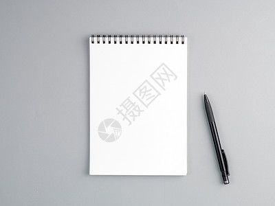 讲规矩有纪律笔记本空白页 在中性灰色纹理背景上有一个螺旋和笔背景