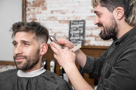 在理发厅 喜悦男人剪发的特快镜头 高品质的照片潮人商业顾客理发沙龙服务发型成人客户工作造型师高清图片素材