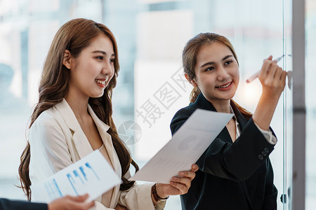 在会议室 成功的商业女郎在白板上展示了幻觉和绘制流程图 她很成功合作高清图片素材