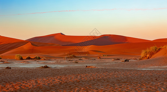 红色沙漠纳米比亚非洲干旱地貌的深干地风景沙漠橙子平底锅旅游冒险脚印晴天阴影孤独背景