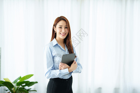 创业者 业主 会计 开业小企业肖像等亚洲人在办公室里拿着一张微笑的平板牌片企业家金融技术人士女士员工客户解决方案帐户女性电子商务高清图片素材