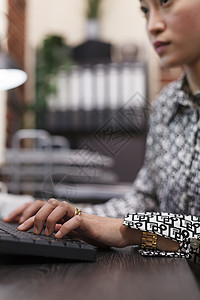 特写金融公司办公室的计算机工作人员 在使用键盘时审查会计报告 (b) 财务公司机构高清图片素材