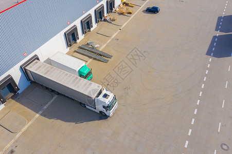 锚拖车空中最顶端的景象是卡车和货运拖车在标识中心卸载商品市场仓库库存车辆金融建筑命令过境码头背景