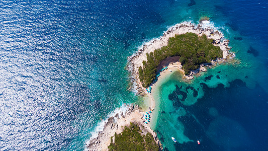 阿尔巴尼亚美丽的沙滩Ksamil海滩假期海岸阴影躺椅天蓝色阳伞风景遮阳棚太阳海景背景图片