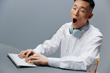 穿白衬衫的亚洲男子键盘工作 官方办公技术商业高清图片素材