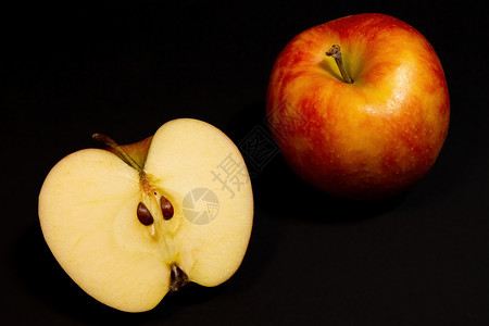 吃光的红苹果在黑暗背景上提取红苹果药品宏观饮食甜点食物美容均衡维生素女士栽培背景