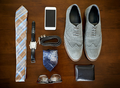 钱包手表穿好衣服以取得成功 高角度拍到一个时髦的商业服饰和配件 在桌子上摆放背景