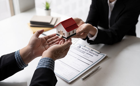 采用House模式的房地产代理商正与客户讨论购买家庭保险的问题 住房保险的概念是文档高清图片素材