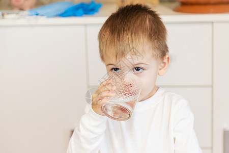 小孩喝杯水 有选择的专注婴儿孩子居住嘴唇饮料童年背景瓶子生活标签背景
