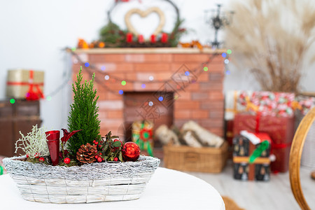 圣诞节图就在镜头前是一根圣诞芦苇 提醒我们正在进行的圣诞节 在背景中有一个壁炉和礼物蜡烛篮子作品季节幸福居家工艺针叶树芦苇云杉背景