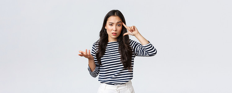 相拥而泣失望和烦恼的年轻年青女性骂人犯愚蠢的错误 在庙宇上摇动手指并举起手来惊慌不寒而泣 这很令人沮丧乐趣快乐发型喜悦女孩幸福企业家女士背景