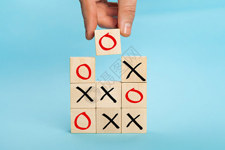 方块元素木块井字棋盘游戏 商业营销战略规划理念 手放木方块 将屏幕 O 打印到 O 和 X 游戏或井字游戏元素背景