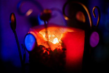 冷杉花环附近放着一杯白咖啡和焦糖手杖 上面装饰着红色圣诞球 燃烧的蜡烛 并在窗户附近盘绕着发光的花环 灯火通明 过年的家风反射圆背景图片