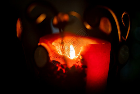 冷杉花环附近放着一杯白咖啡和焦糖手杖 上面装饰着红色圣诞球 燃烧的蜡烛 并在窗户附近盘绕着发光的花环 灯火通明 过年的家风风格星背景图片