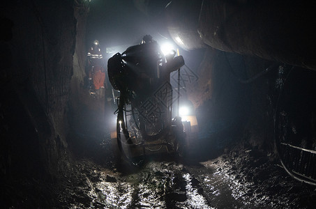 采矿经营者的采矿机 地下矿网目矿物质工人运营商机械灰尘软管安全工作男人地面行业高清图片素材