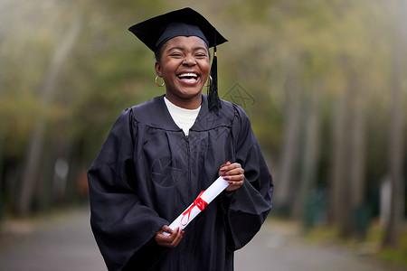 你的女孩刚刚获得资格 一位年轻女子的肖像 在毕业日持有她的毕业证书图片