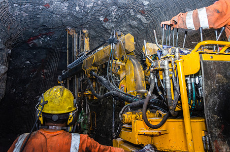 采矿经营者的采矿机 地下矿网目软管矿工矿业机械隧道工人钻头灰尘安全帽挖掘矿物质高清图片素材