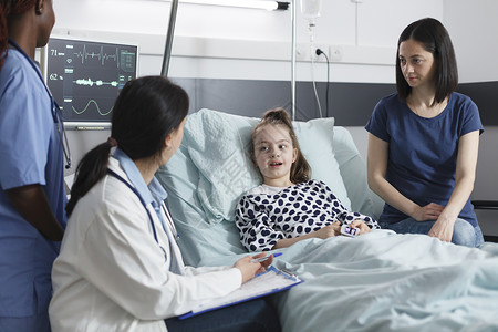 医疗机构儿科医生专家与康复的女孩谈论成功的治疗方案氧高清图片素材