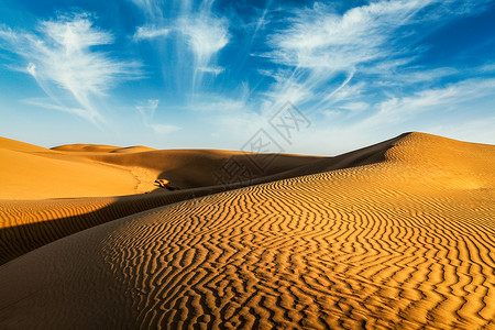 沙漠中的沙丘旅行天空冒险旅游爬坡日落风景背景图片