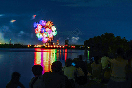 祭田节烟火节和Tama河人造诗河床天空夜景焰火夜空阴影烟花建筑背景