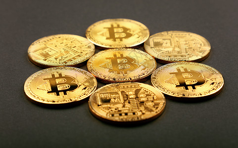 各个角度金币黑比特币的金比特币市场商业团体密码银行业金子硬币桌子黑色货币背景