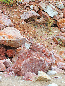 岩石 在山上 花岗岩的大岩石碎片 棕色的巨石从山上滚落下来 采石场断层是他们提取石头进行建筑的地方 背景老的高清图片素材