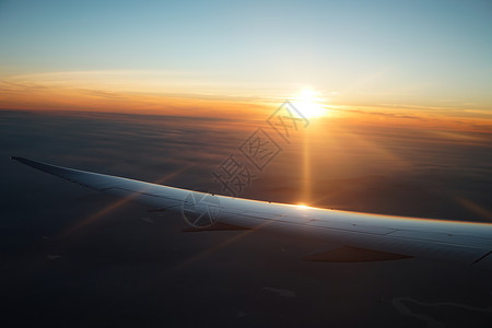 从飞机上看到的海区图象照片蓝天白色航空水蒸气太阳高度海拔天空晴天背景图片