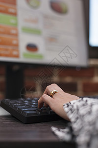 特写计算机上的金融机构办公室工作人员 制定营销策略技术高清图片素材
