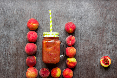 木制桌上鲜桃杯子美食冰沙食物果汁叶子饮食季节油桃水果桌子新鲜高清图片素材