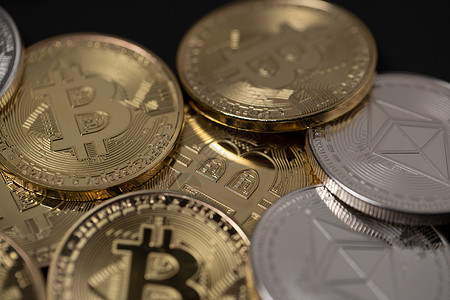 硬币 Crypto货币Bitcoin 的物理表示方式 块链和加密概念商业金融数据计算安全市场投资互联网网络金子背景图片