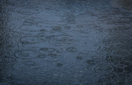 游泳池的雨滴落水滴涟漪水坑运动环境风暴池塘波纹天气液体背景
