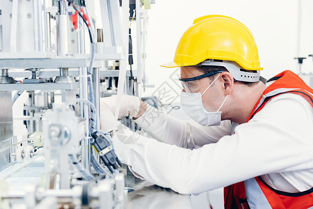 工程师工作维修服务机 在工厂内有清洁和安全的保养设备面具高清图片素材