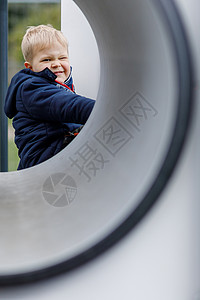 一个快乐的小男孩盯着隧道尽头的眼神男生高清图片素材