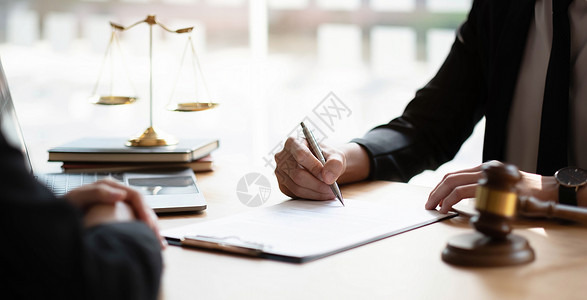 密切律师或法官的接触 咨询与客户 法律和法律服务概念举行小组会议的情况商业高清图片素材