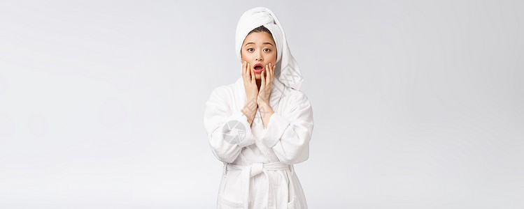 Spa 护肤美容亚洲女性在淋浴后用毛巾擦干头发 接触软皮肤的美丽的多种族女孩肤色润肤护理卫生脸部微笑洗澡奶油表情保健健康高清图片素材