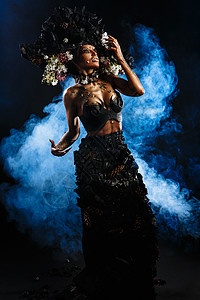 黑帽舞者模型背后有蓝色的烟雾 其中含有蓝烟味和红色的烟雾煤炭艺术创造力煤装木炭唇彩人物裙子女士童话背景