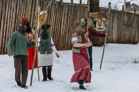 穿着民族服装的动物头领的人们庆祝异教徒节日Maslenitsa到来 一个古老的帕格人节日戏服派对煎饼国家工艺文化装饰品异教徒艺术艺术家高清图片素材