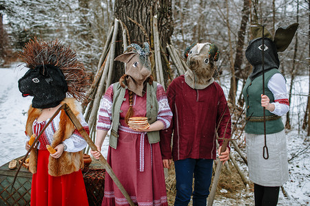 穿着民族服装的动物头领的人们庆祝异教徒节日Maslenitsa到来 一个古老的帕格人服饰历史风俗工艺装饰节日文化国家艺术家风格至日高清图片素材